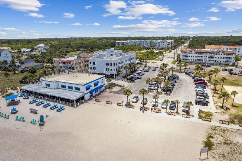 Luxury Private Beachfront Condo with Parking Garage & Stunning Views - image 2