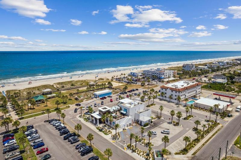 Luxury Private Beachfront Condo with Parking Garage & Stunning Views - image 24