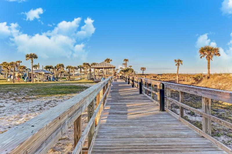 Luxury Private Beachfront Condo with Parking Garage & Stunning Views - image 23