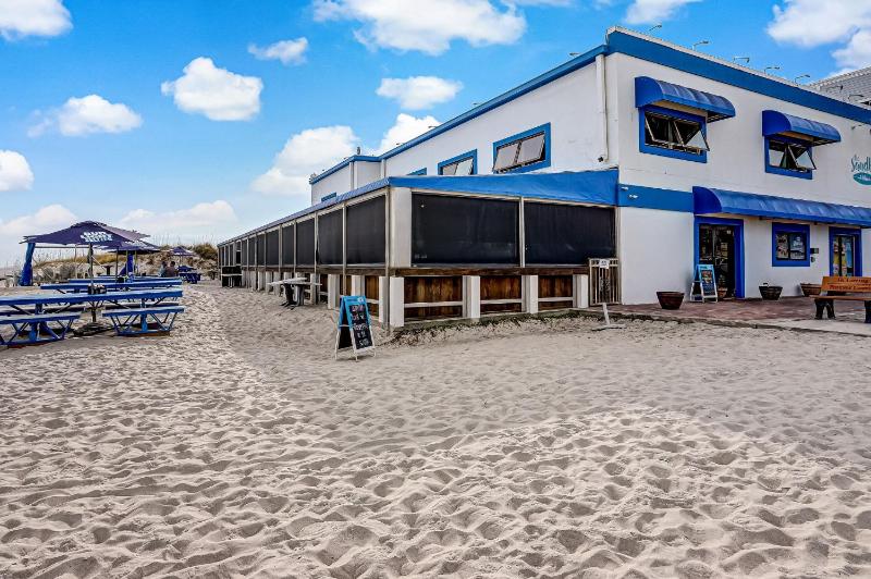 Luxury Private Beachfront Condo with Parking Garage & Stunning Views - image 20