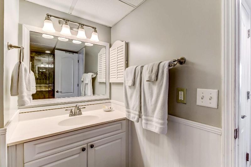 Beachfront Family Condo with Pool Fishing and Pier Access - Amelia By The Sea - image 9