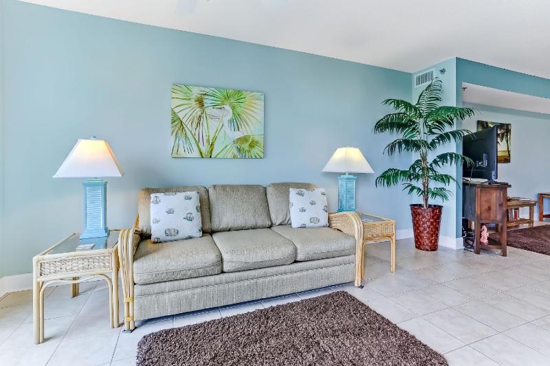 Cozy Beachfront 1BR with Stunning Views - image 10