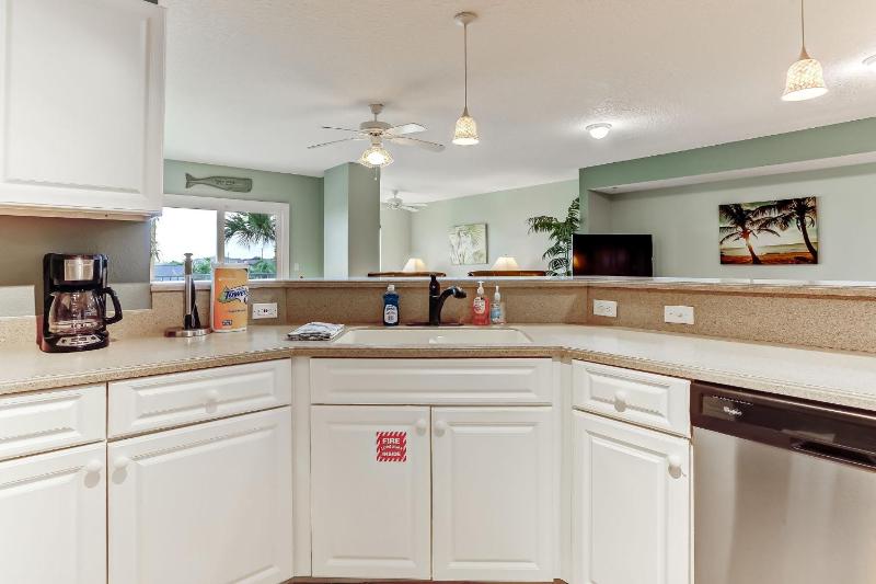 Cozy Beachfront 1BR with Stunning Views - image 9