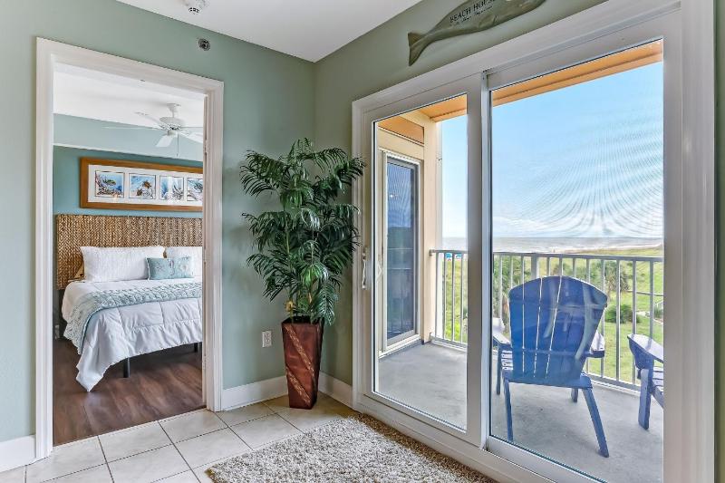 Cozy Beachfront 1BR with Stunning Views - image 7