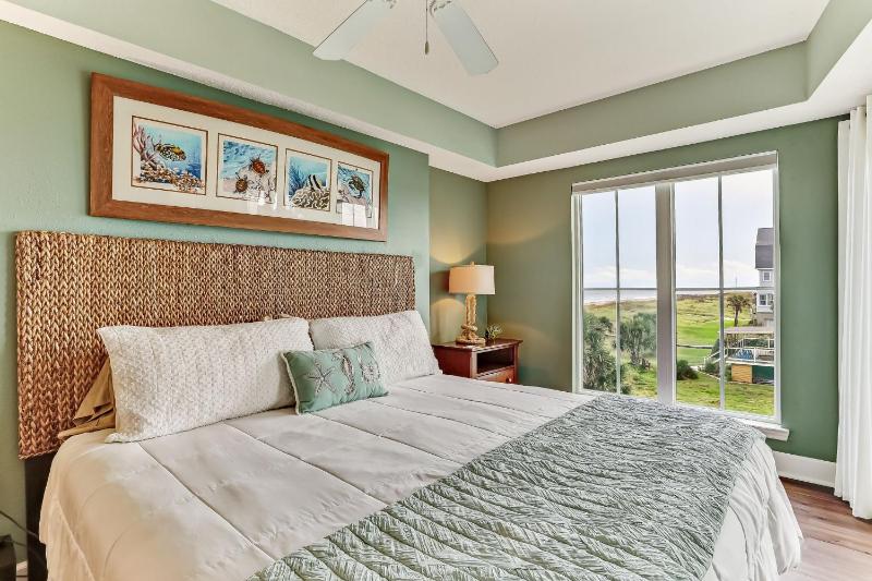 Cozy Beachfront 1BR with Stunning Views - image 27