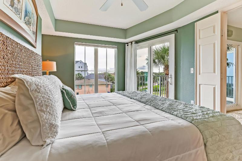 Cozy Beachfront 1BR with Stunning Views - image 32