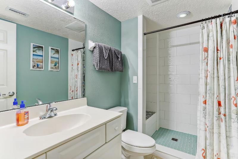 Cozy Beachfront 1BR with Stunning Views - image 8