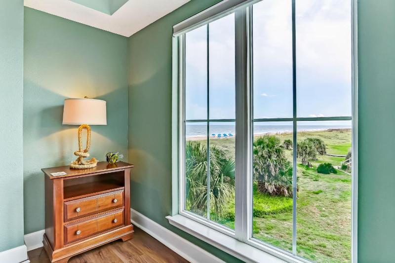 Cozy Beachfront 1BR with Stunning Views - image 23
