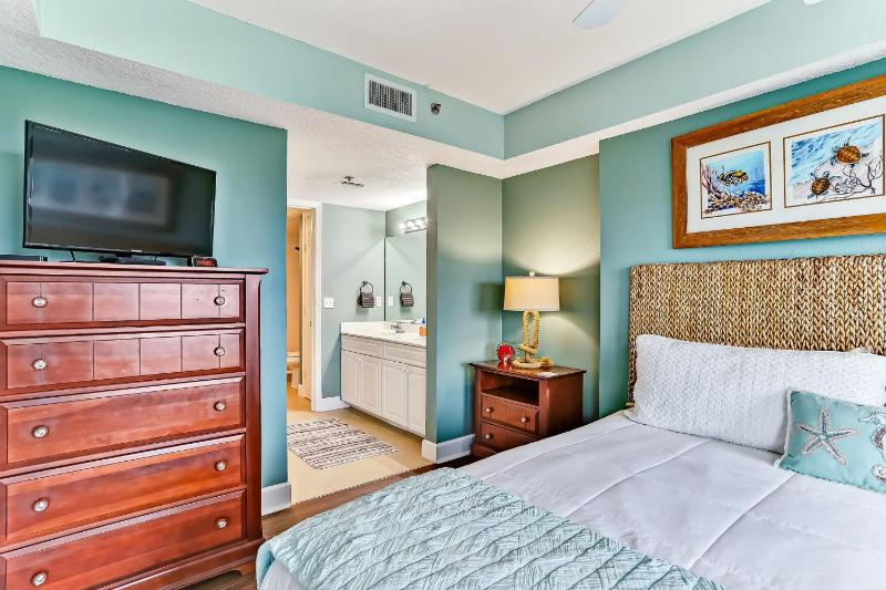 Cozy Beachfront 1BR with Stunning Views - image 13