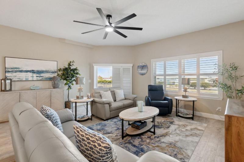 Spacious 3BR Condo by The Beach - Ocean Park - 106 - image 1
