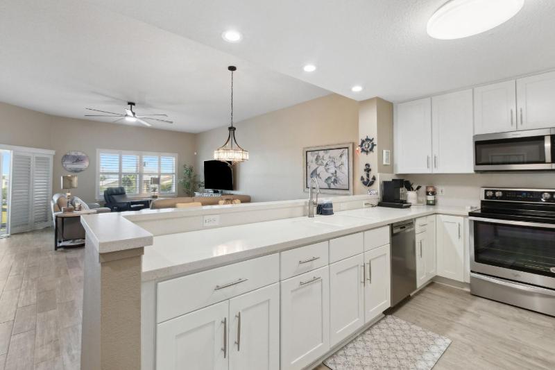 Spacious 3BR Condo by The Beach - Ocean Park - 106 - image 12
