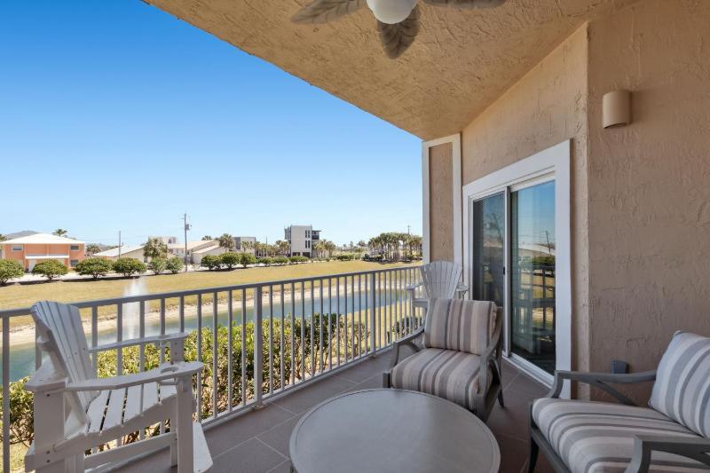 Spacious 3BR Condo by The Beach - Ocean Park - 106 - image 11