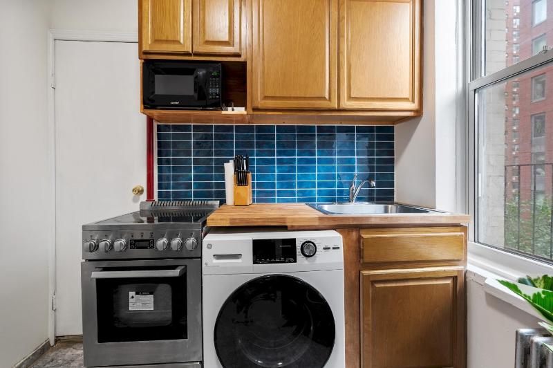 Spacious 2BR on the Upper East Side Steps from Central Park - image 13