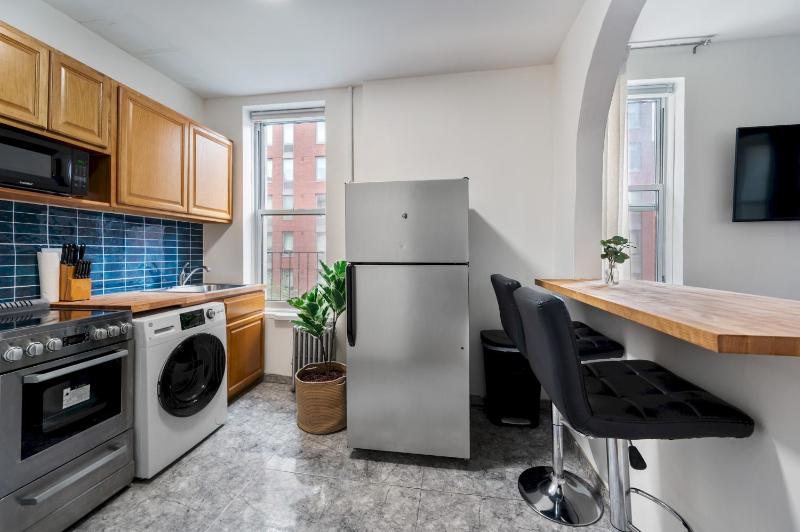 Spacious 2BR on the Upper East Side Steps from Central Park - image 10
