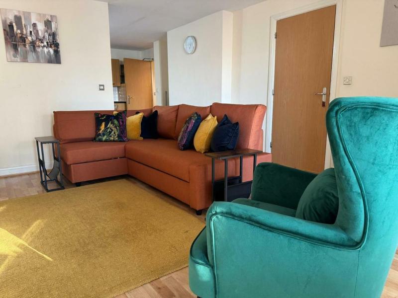 Spacious 2BDR Central Flat with Parking - image 13