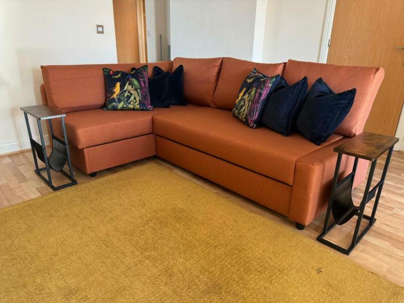 Spacious 2BDR Central Flat with Parking - image 9