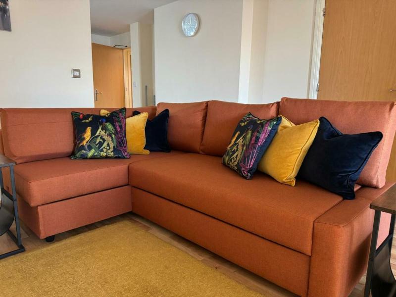 Spacious 2BDR Central Flat with Parking - image 12