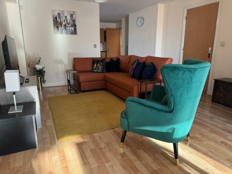 Spacious 2BDR Central Flat with Parking - image 45