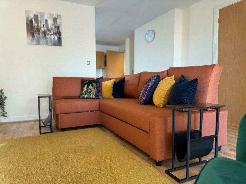 Spacious 2BDR Central Flat with Parking - image 26