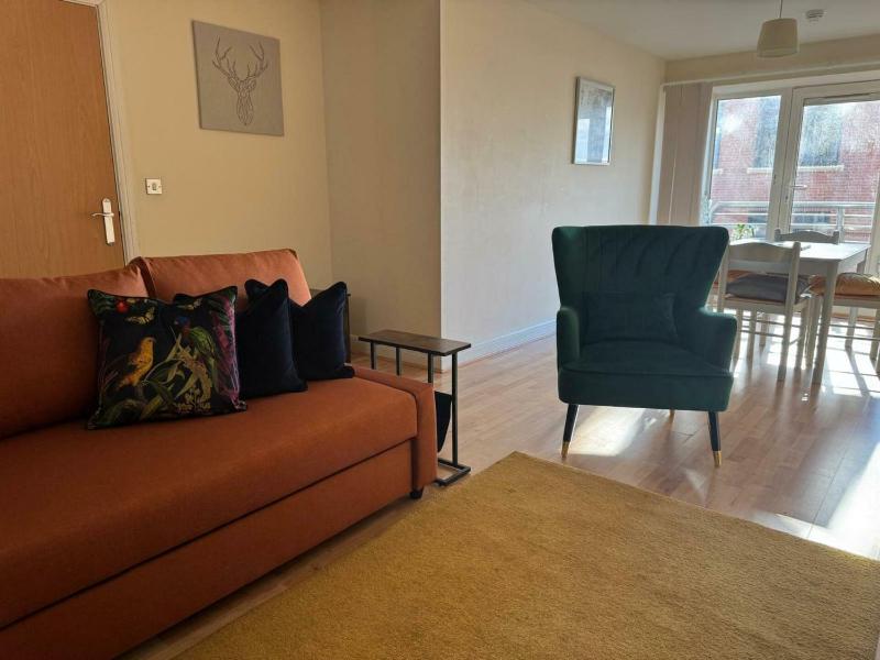 Spacious 2BDR Central Flat with Parking - image 6