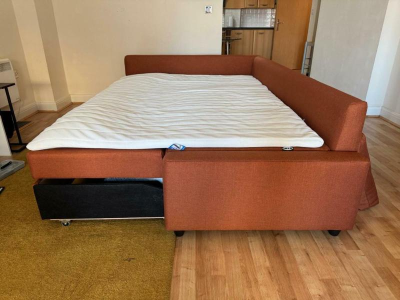 Spacious 2BDR Central Flat with Parking - image 19