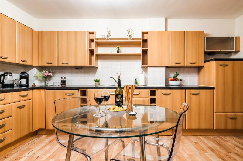 Spacious 2BDR Central Flat with Parking - image 24