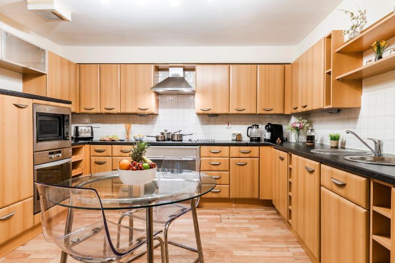 Spacious 2BDR Central Flat with Parking - image 32