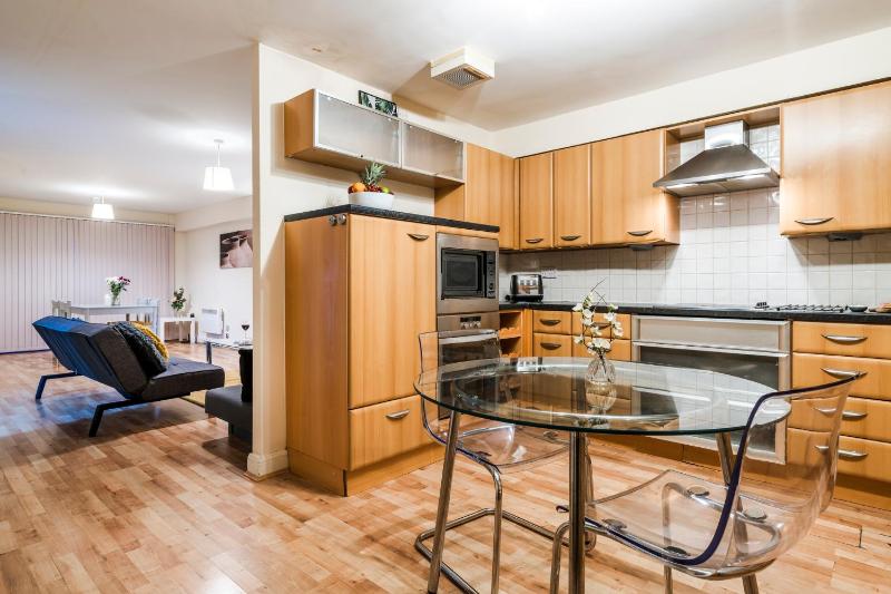 Spacious 2BDR Central Flat with Parking - image 25