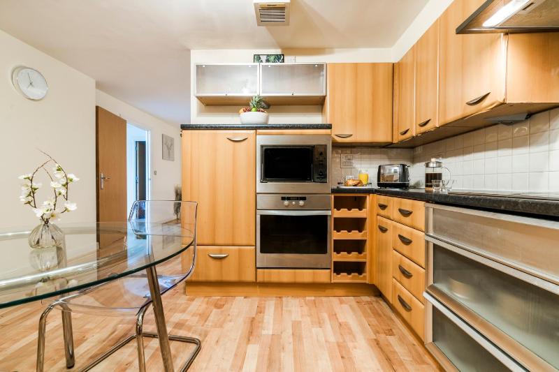 Spacious 2BDR Central Flat with Parking - image 15