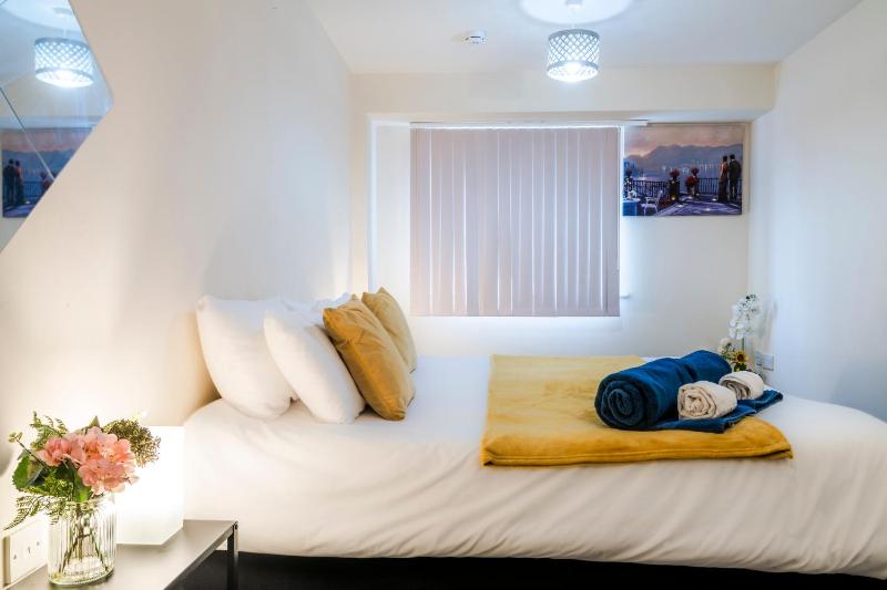 Spacious 2BDR Central Flat with Parking - image 28