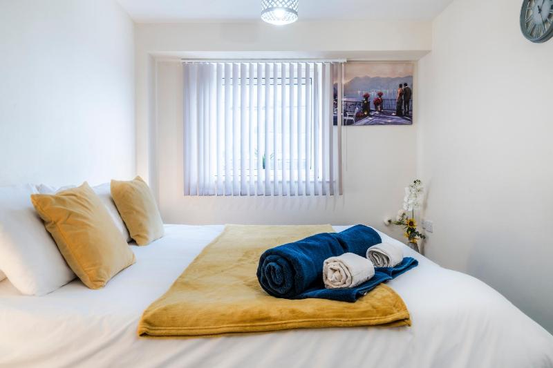 Spacious 2BDR Central Flat with Parking - image 27