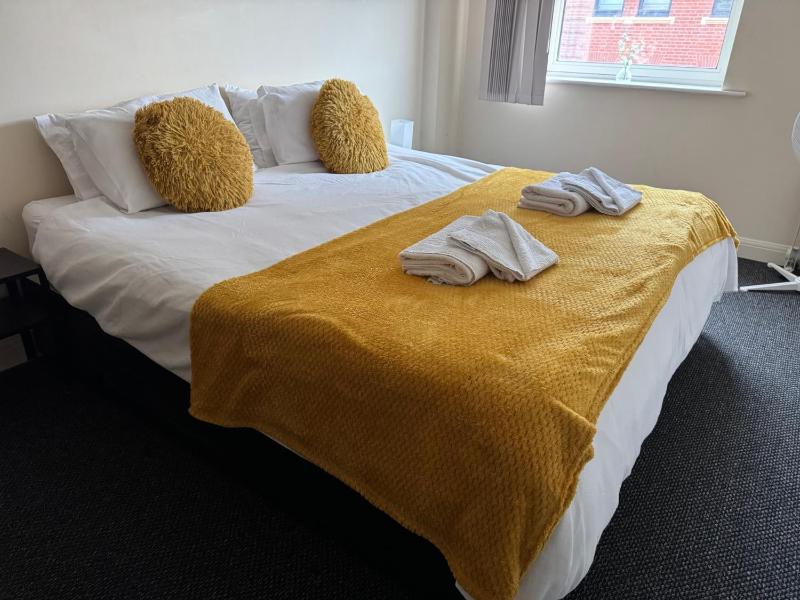 Spacious 2BDR Central Flat with Parking - image 50