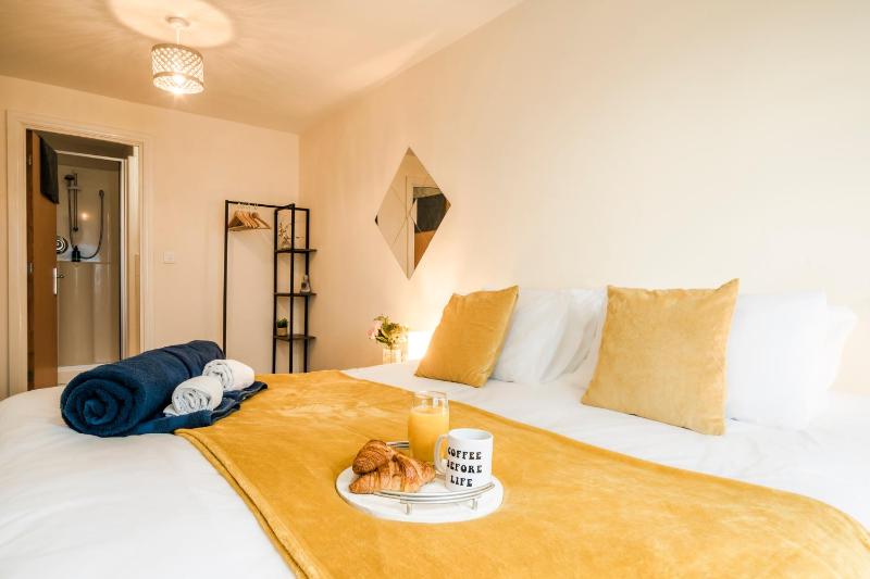 Spacious 2BDR Central Flat with Parking - image 8