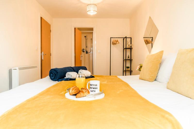 Spacious 2BDR Central Flat with Parking - image 14