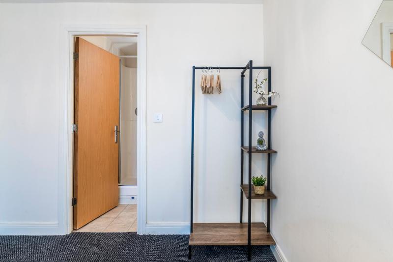 Spacious 2BDR Central Flat with Parking - image 40