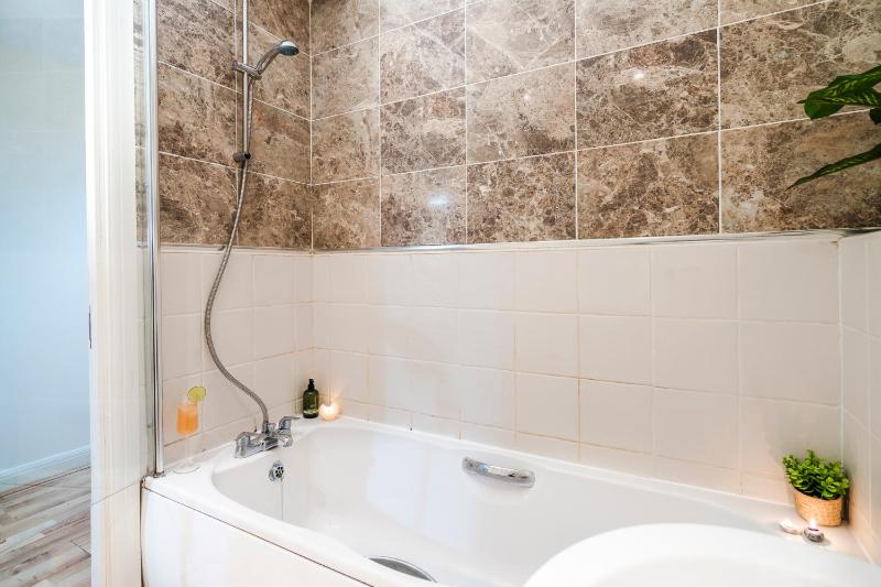 Spacious 2BDR Central Flat with Parking - image 46