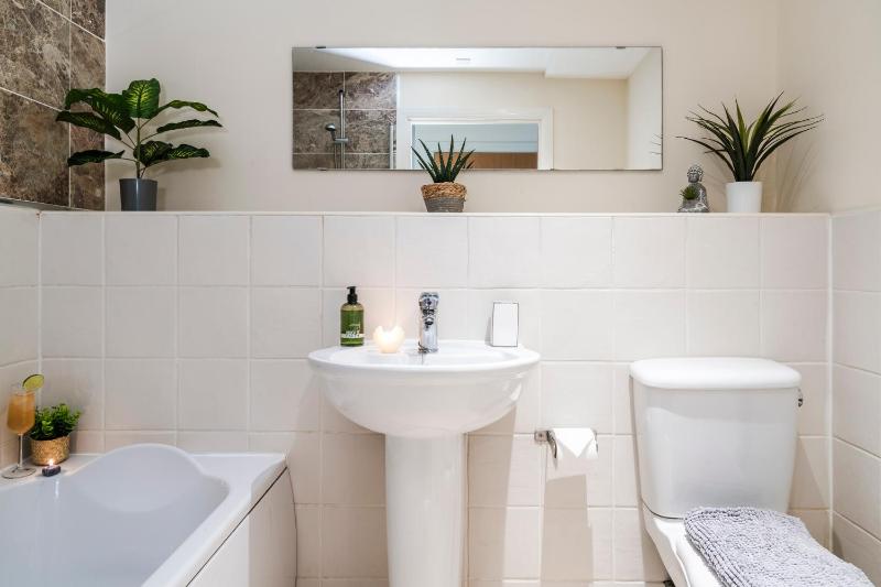 Spacious 2BDR Central Flat with Parking - image 7