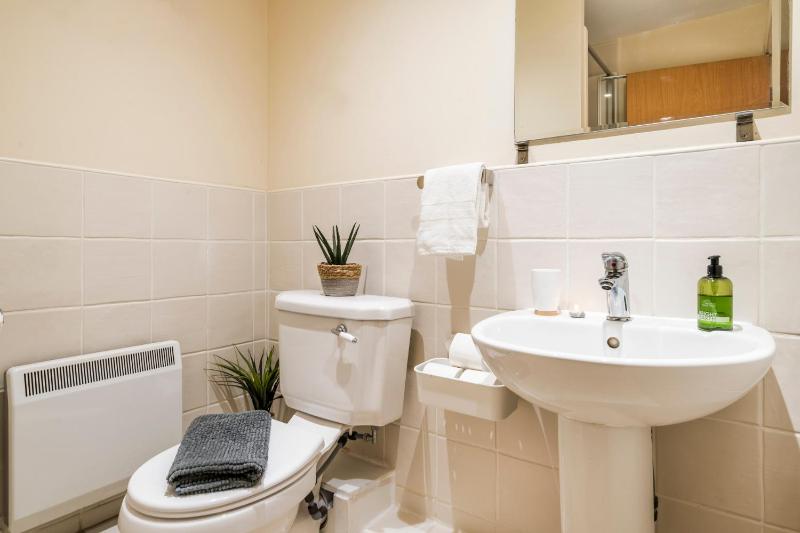 Spacious 2BDR Central Flat with Parking - image 17