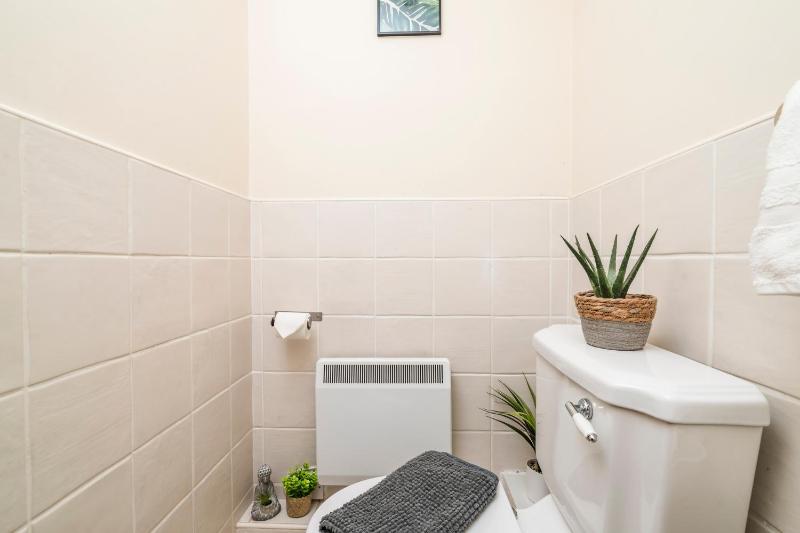 Spacious 2BDR Central Flat with Parking - image 48
