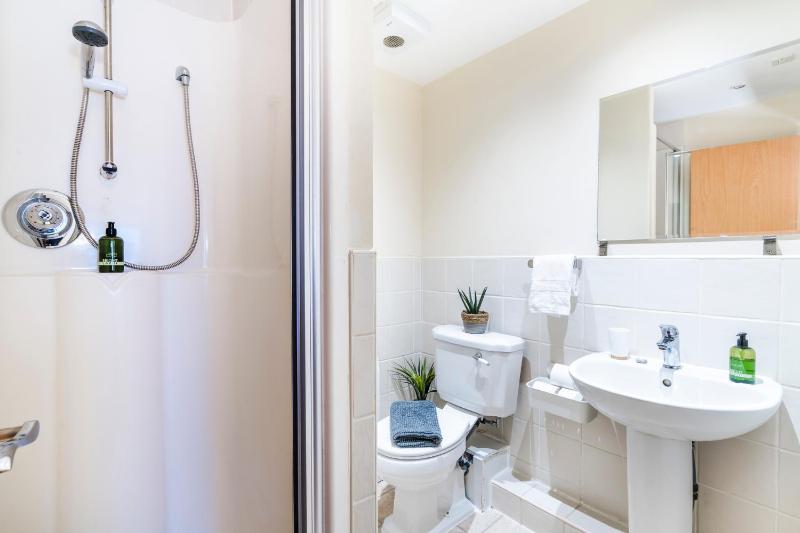 Spacious 2BDR Central Flat with Parking - image 22