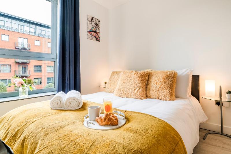 2BDR Central Flat with Free Parking - image 39