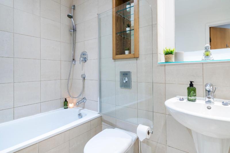 2BDR Central Flat with Free Parking - image 49