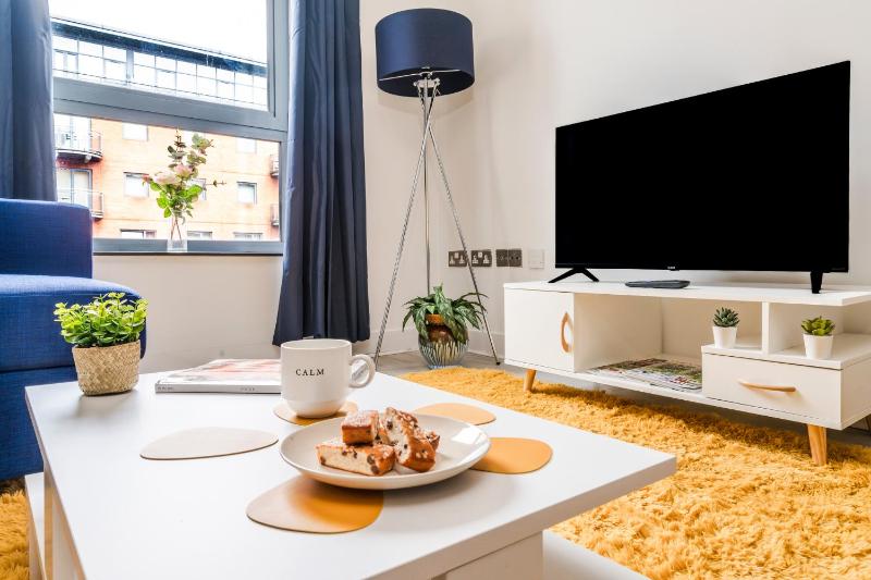 2BDR Central Flat with Free Parking - image 13