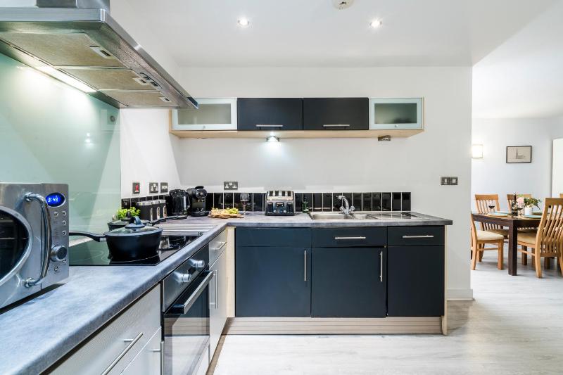 2BDR Central Flat with Free Parking - image 20