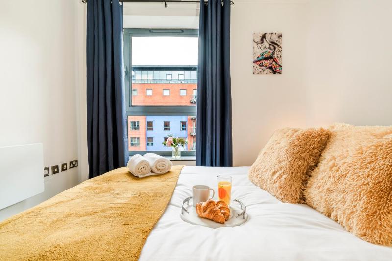 2BDR Central Flat with Free Parking - image 34