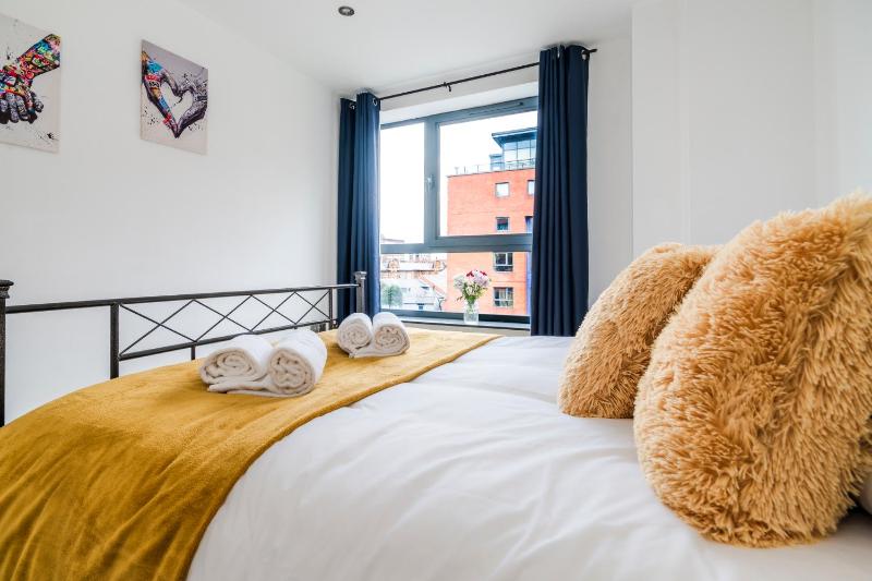 2BDR Central Flat with Free Parking - image 29
