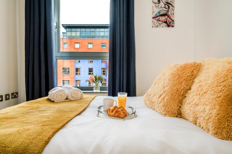 2BDR Central Flat with Free Parking - image 23