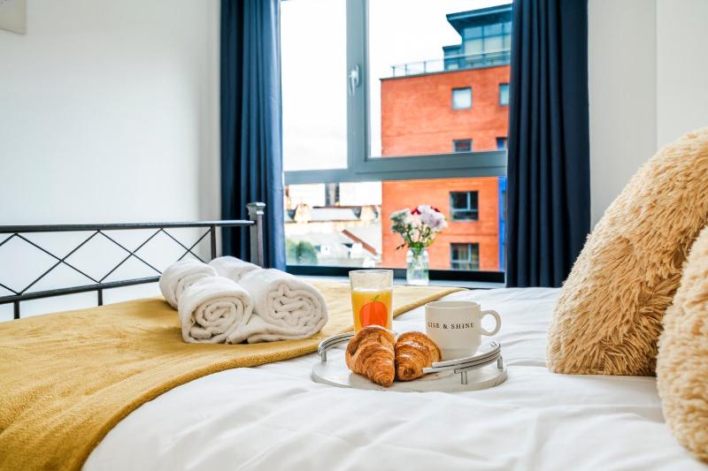 2BDR Central Flat with Free Parking - image 6