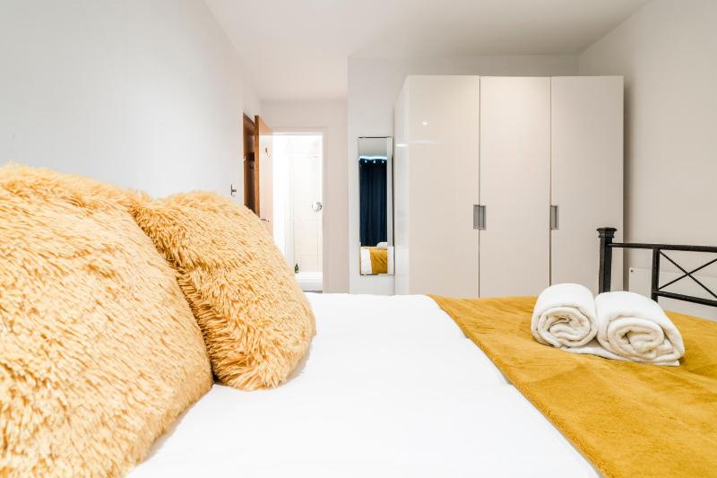 2BDR Central Flat with Free Parking - image 24