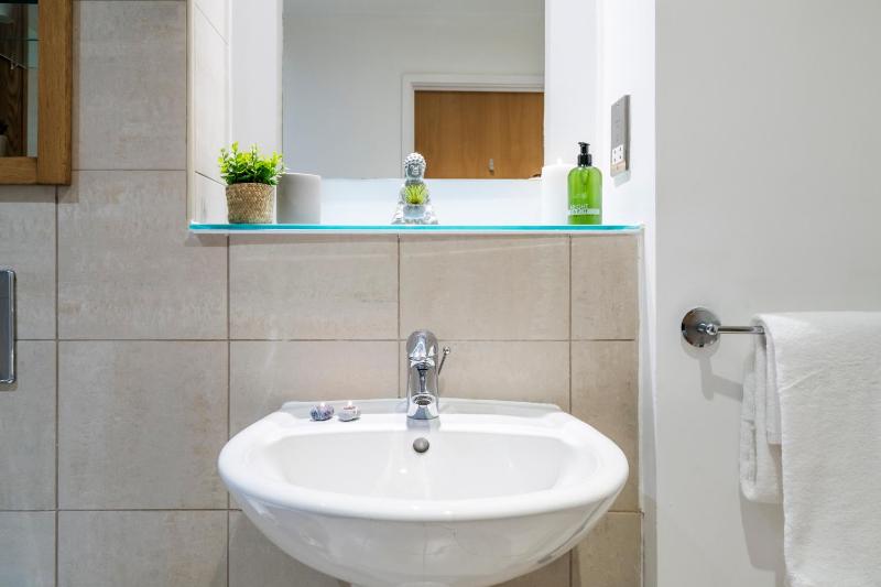 2BDR Central Flat with Free Parking - image 47